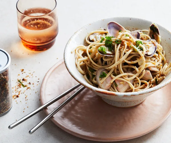 Udon noodles with pipis and sake