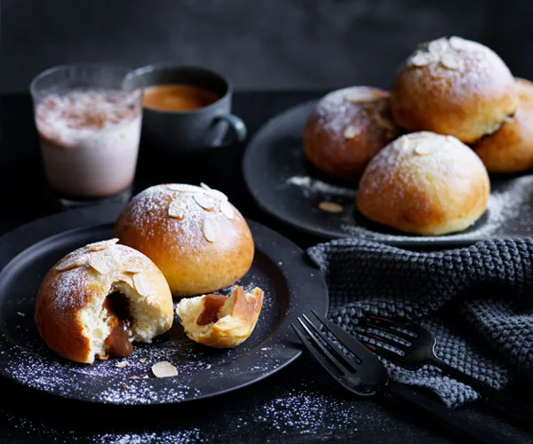 Caramel brioche buns