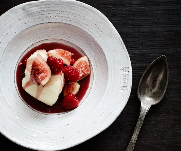 Cr&egrave;me fra&icirc;che panna cotta with red-wine figs