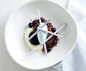Violet ice-cream, blueberry, vanilla cream and meringue