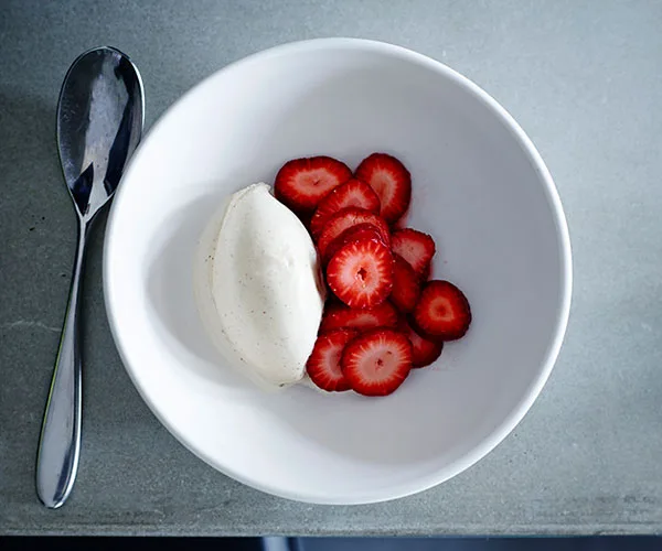 Kampot pepper ice-cream with strawberries
