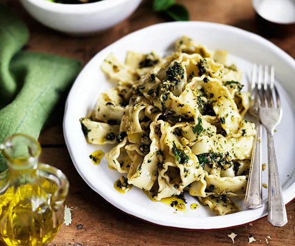 Pounded almond and mint pasta sauce
