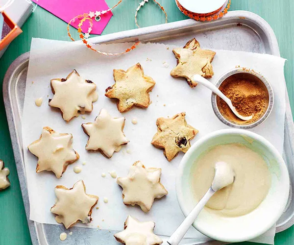 Fruit shortbread stars with cinnamon-brandy glaze