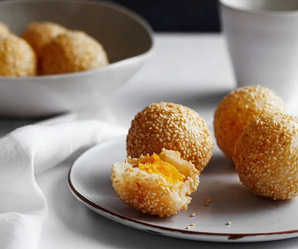 Sesame doughnuts with custard (jin deui)