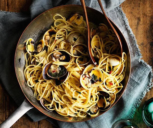 Spaghetti with clams and butter