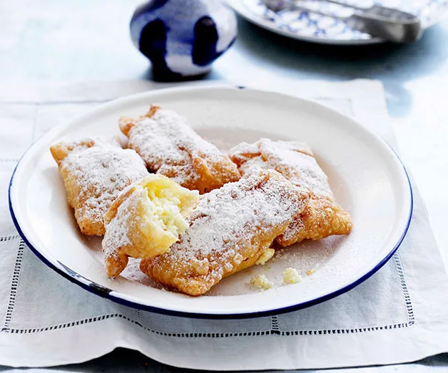 Ricotta and cinnamon pastry pillows