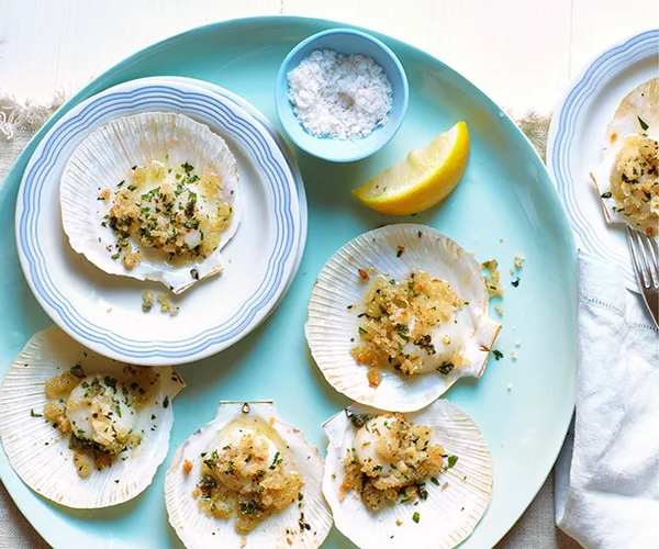 Scallops with sugna and caper breadcrumbs