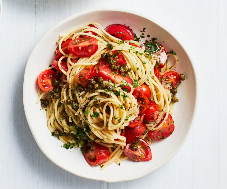 Spaghetti with “no cook” tomato-chilli sauce