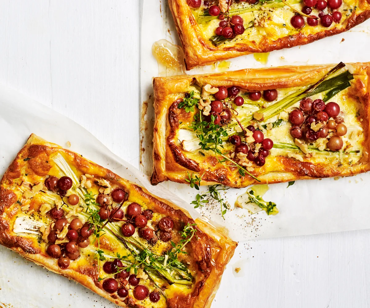 Blue cheese and leek tarts with roasted grapes