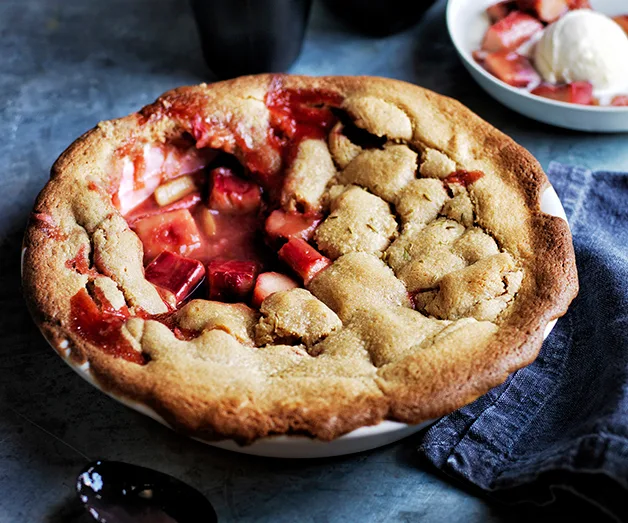 Rhubarb, brown sugar and fennel pie