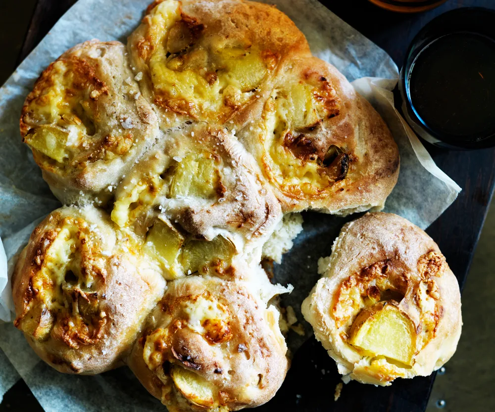 Cheesy potato and garlic pull-aparts