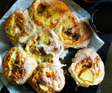 Cheesy potato and garlic pull-aparts