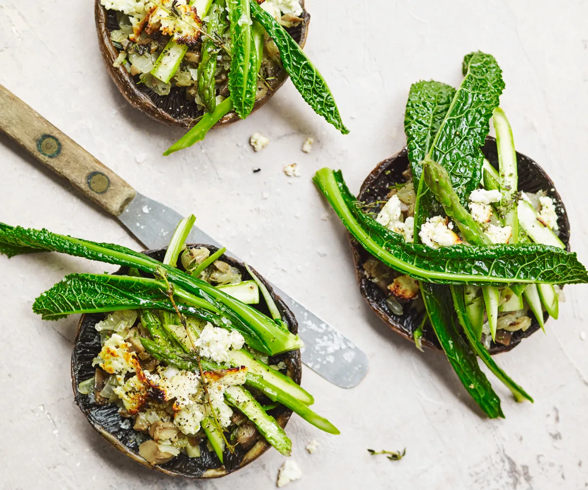 Roasted mushrooms with asparagus and goat's cheese