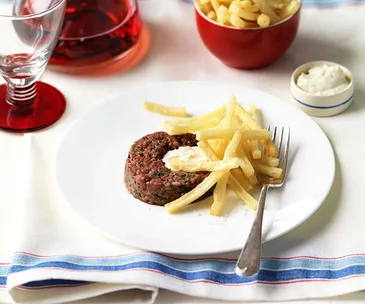 Steak tartare with horseradish cream and shoestring fries
