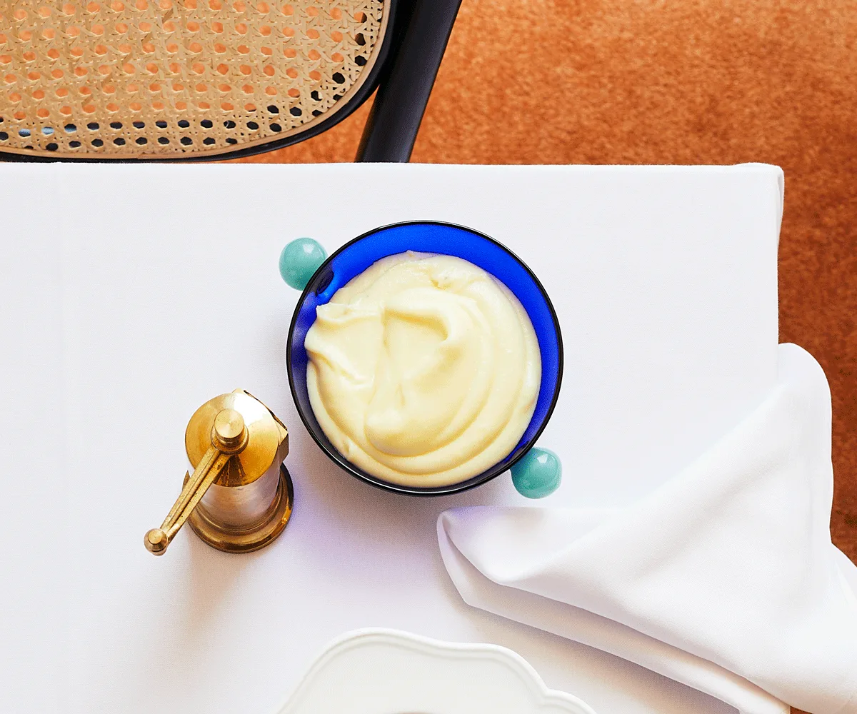 blue-bowl-filled-with-potato-puree-on-table