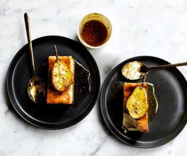 Honey cheesecake with caramelised ginger pears