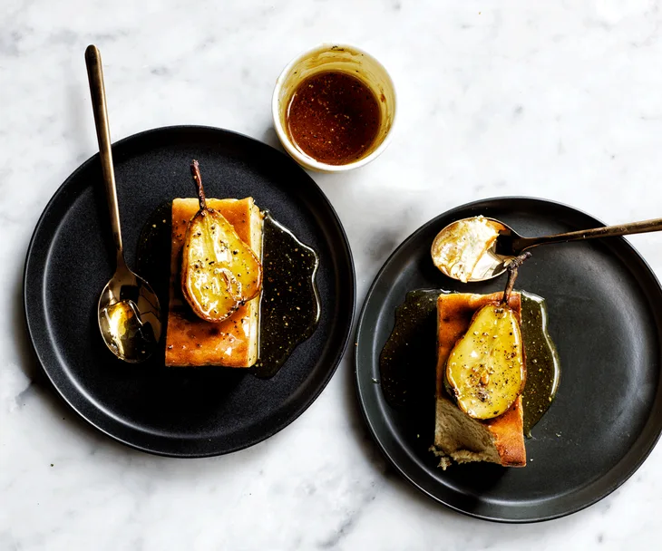 Honey cheesecake with caramelised ginger pears