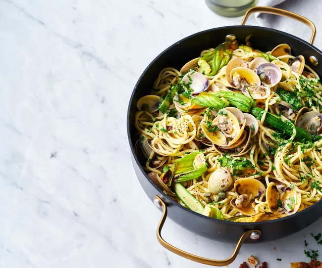 pan-filled-with-spaghetti-and-clams