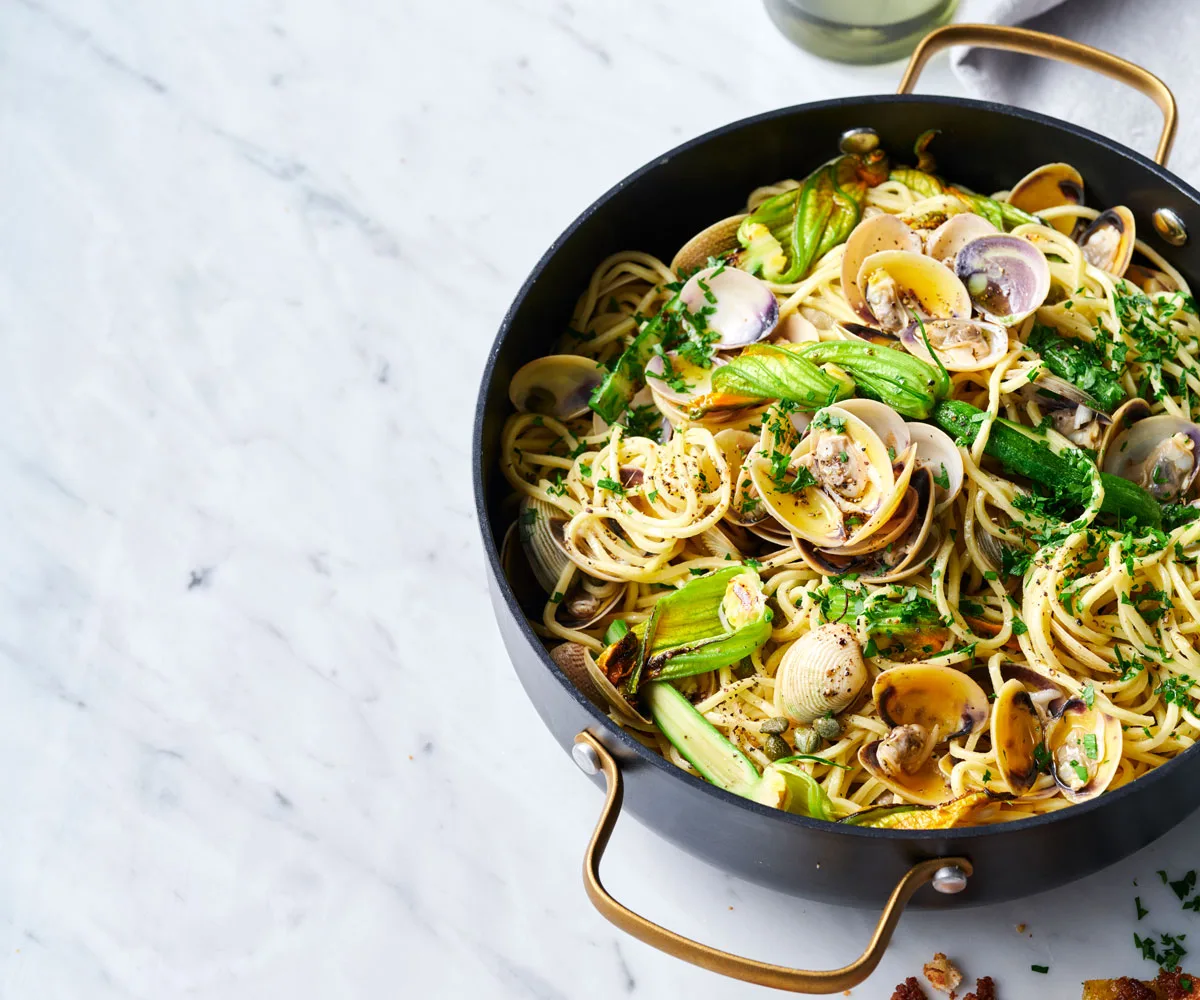 pan-filled-with-spaghetti-and-clams