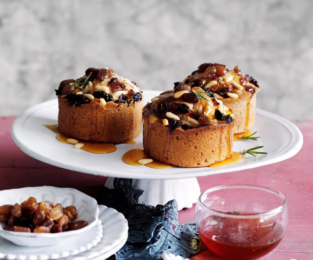 Chestnut cakes with raisins, pine nuts and honey