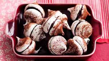 Chocolate meringue kisses