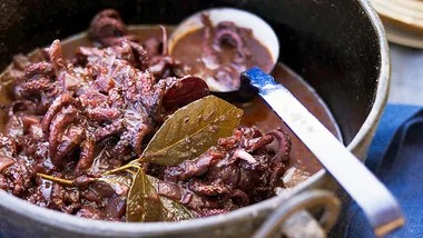Braised baby octopus in red wine