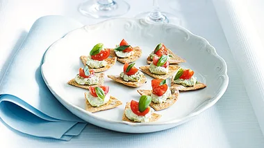 Goat’s cheese, tomato and basil crisps