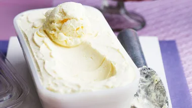 Ricotta ice-cream with strawberries