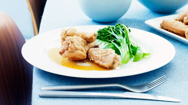 Crispy chicken wings with honey sauce
