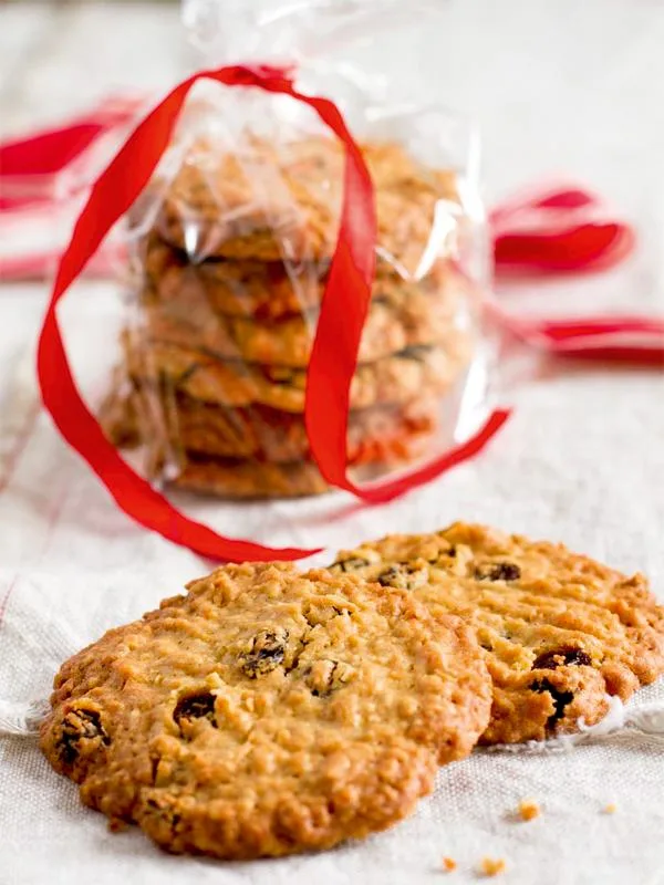 Oatmeal Raisin Cookies - foodies corner