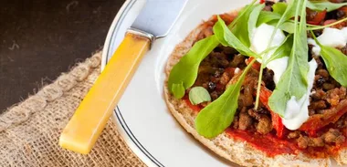 Spicy lamb flatbread pizza