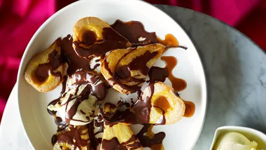 Baked pears with chocolate sauce