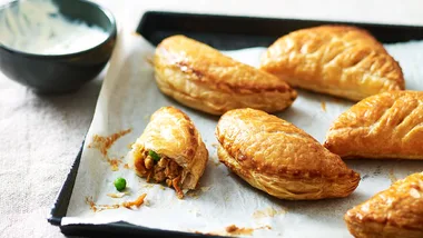 Butter chicken puffs