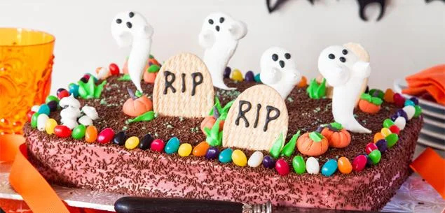 Graveyard trick or treat cake