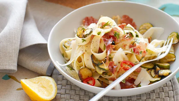 Tagliatelle with zucchini and prosciutto