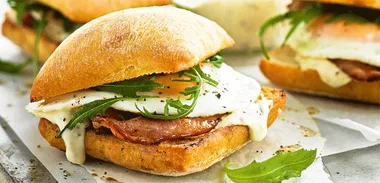 Bacon and egg buns with garlic mayonnaise