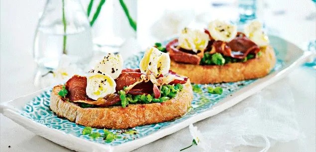 Smashed pea and crispy prosciutto brushetta