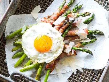 Pancetta-wrapped asparagus with fried egg & hollandaise
