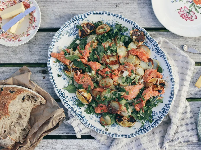 Hot-smoked salmon salad with crispy potato