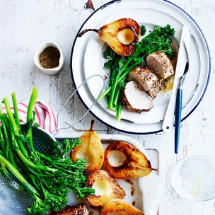 Fennel-crusted pork fillets with pears