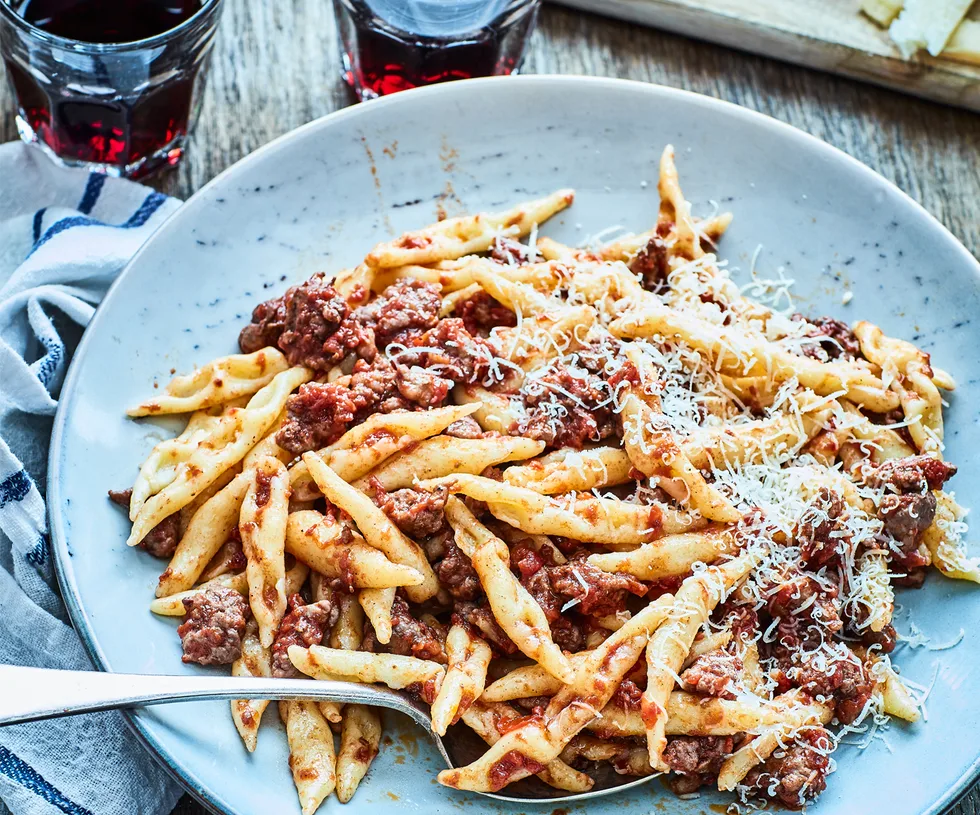 Pasta with cinnamon and sausage sauce