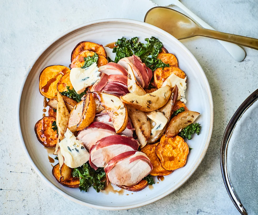 Warm pork fillet salad with seared pears and blue cheese