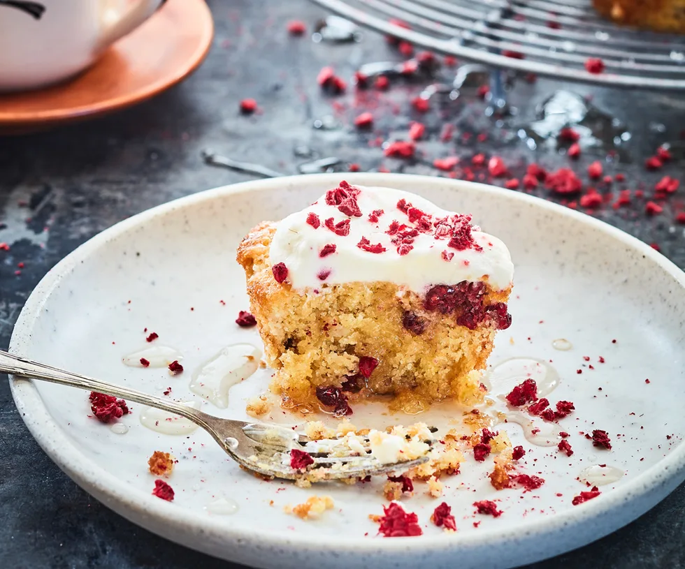 Little polenta and raspberry cakes