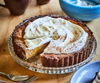 Spiced pumpkin pie with maple crème
