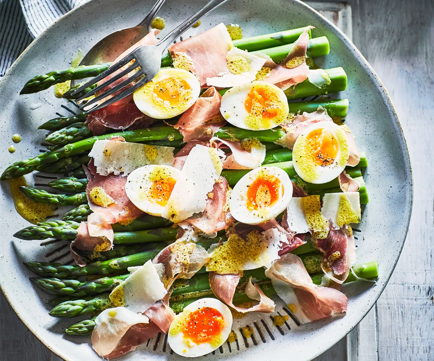 Asparagus with prosciutto, egg and parmesan