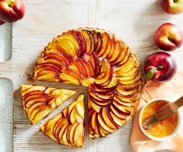 Nectarine and almond tart with homemade vanilla pastry
