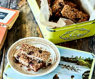 Sweet cranberry & hemp seed muesli bars