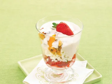 Strawberry andamp; Meringue Trifle