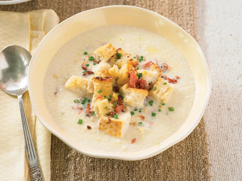 Cauliflower soup with garlic croutons
