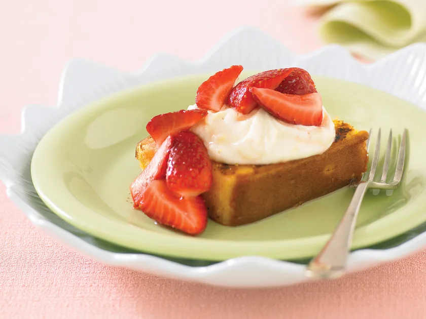 Grilled madeira cake with berries
